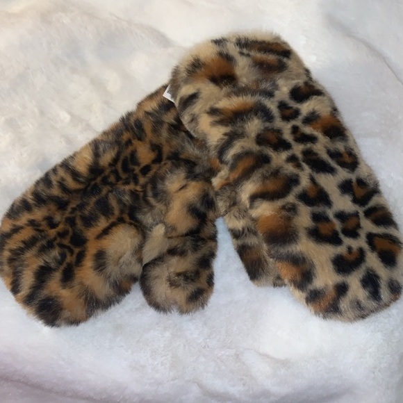 🍭 Soft, Luxurious, Fluffy Faux Fur Leopard Mittens NWT - Picture 2 of 6